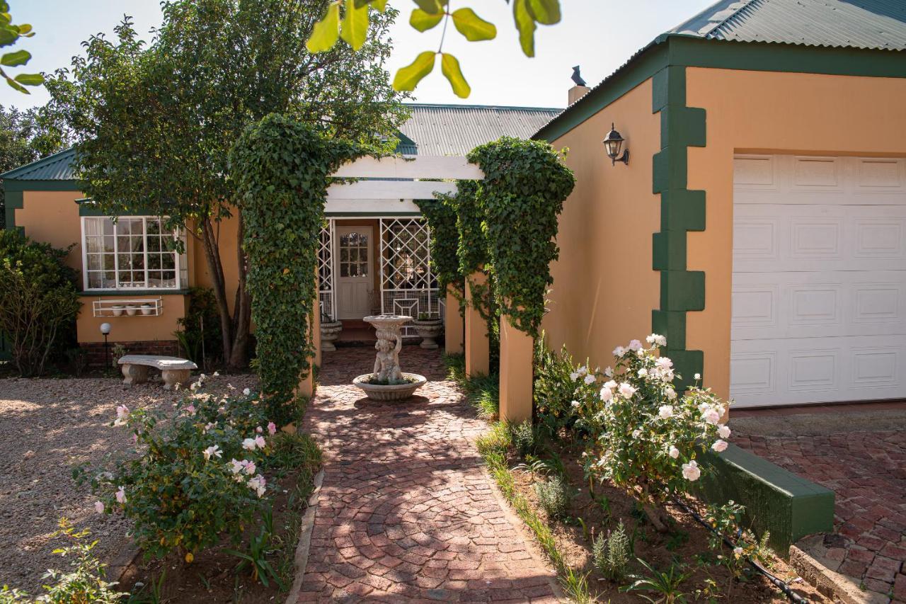 Roses And Pebbles B & B Guest House Klerksdorp Exterior foto