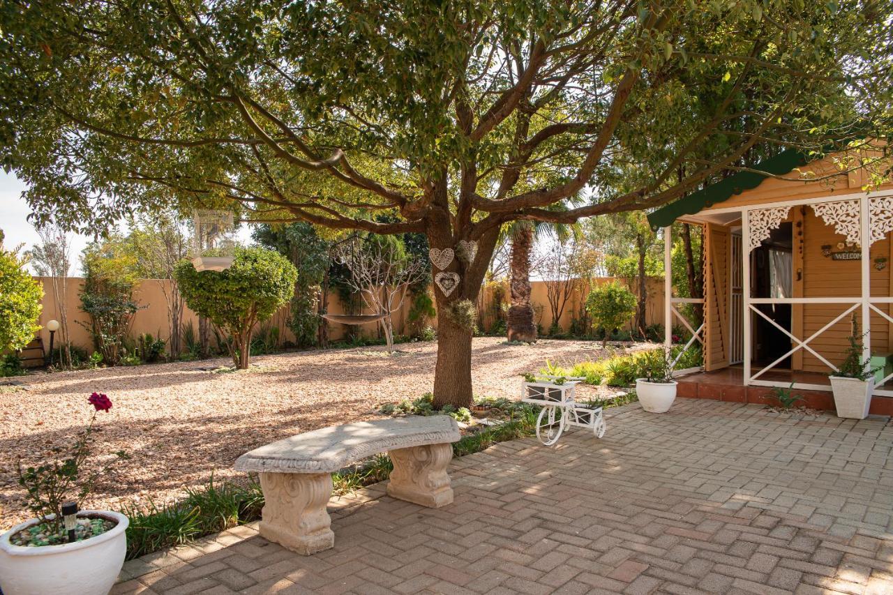 Roses And Pebbles B & B Guest House Klerksdorp Exterior foto